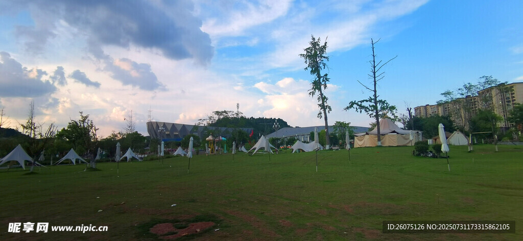 城郊開闊草地與露營帳篷