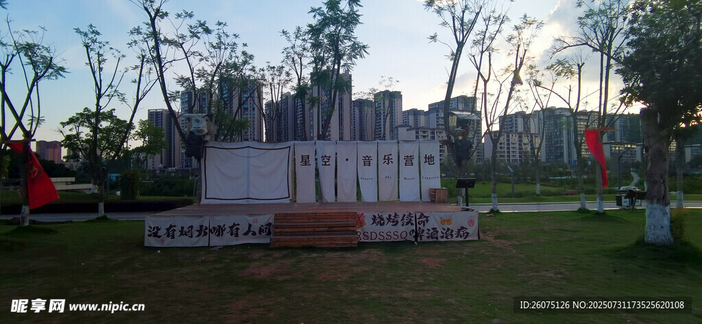 戶外露營(yíng)地掛布裝飾場(chǎng)景