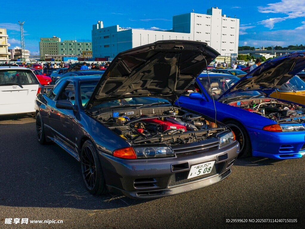 改裝車聚會(huì)展示引擎風(fēng)采