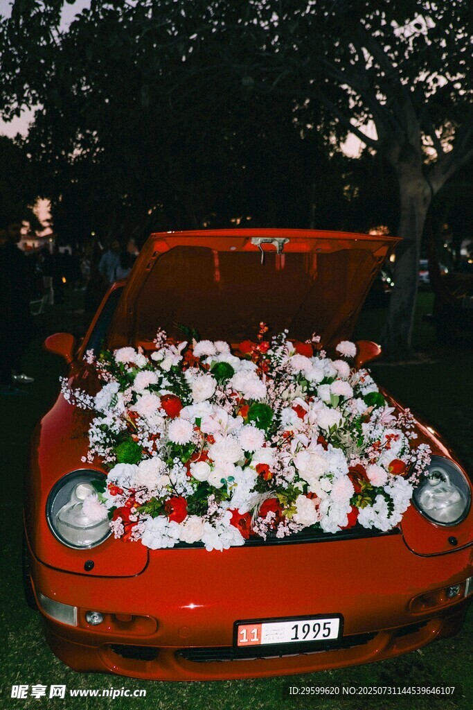 紅色汽車(chē)上的繽紛花卉