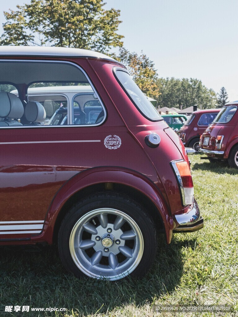 復(fù)古紅色Mini汽車停在草地