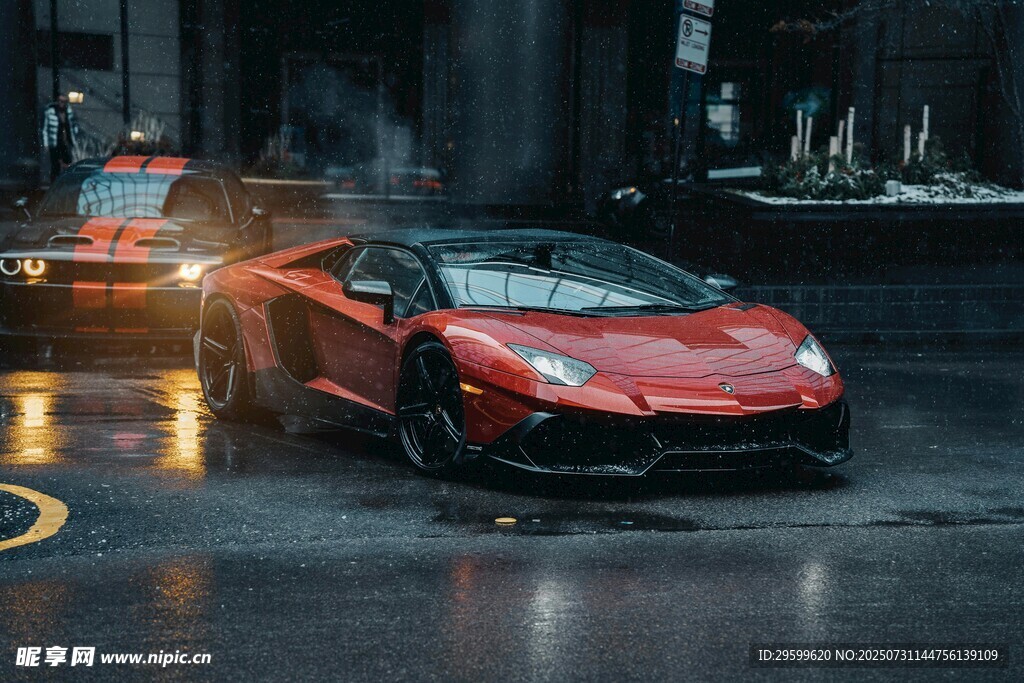 雨夜街頭的紅色炫酷跑車