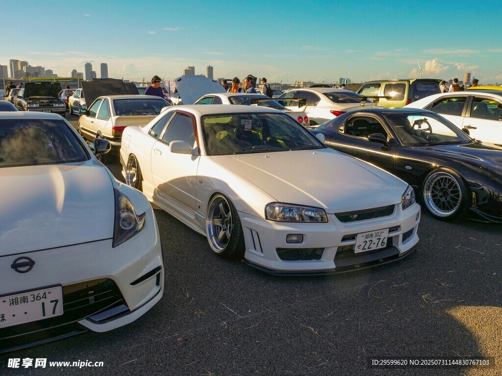停車場(chǎng)中的多輛酷炫汽車