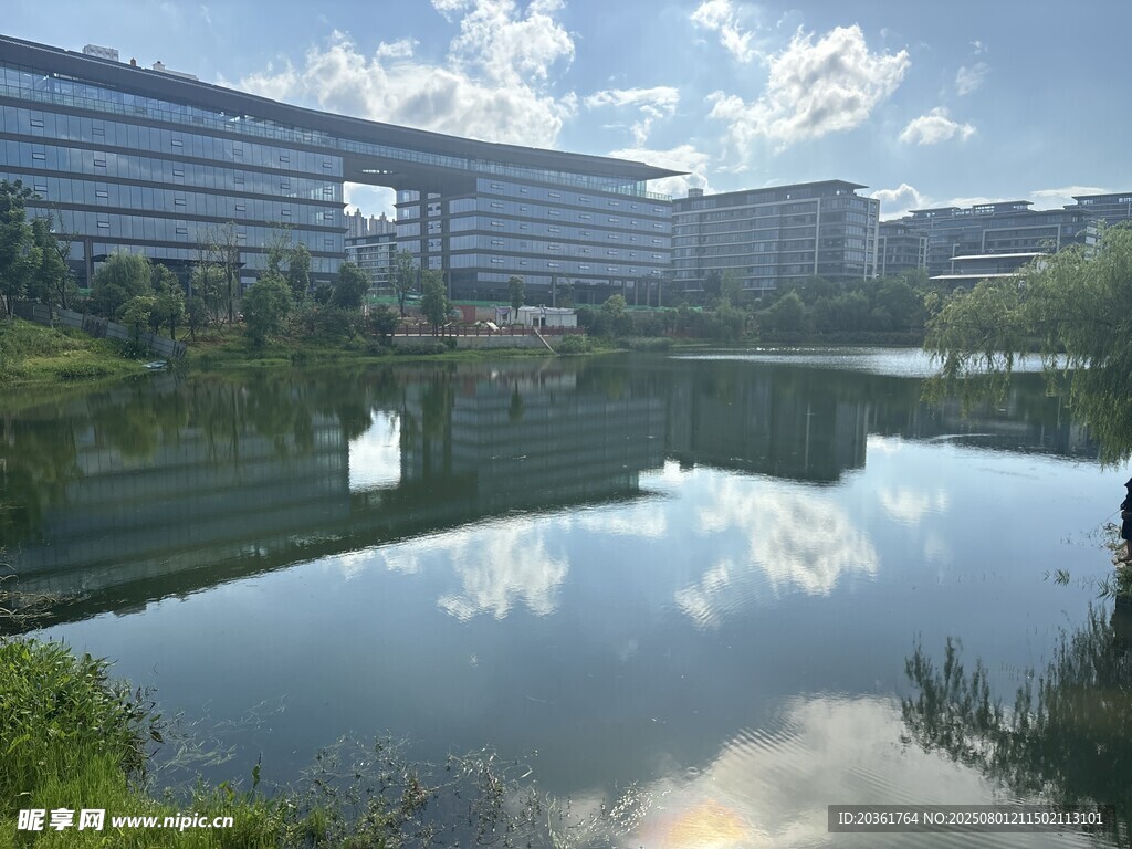 湖畔現(xiàn)代建筑風(fēng)景