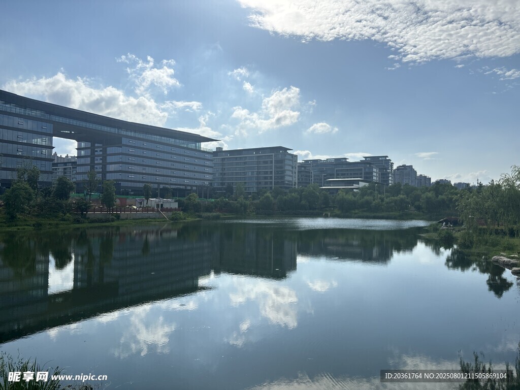 湖畔建筑與藍(lán)天白云美景