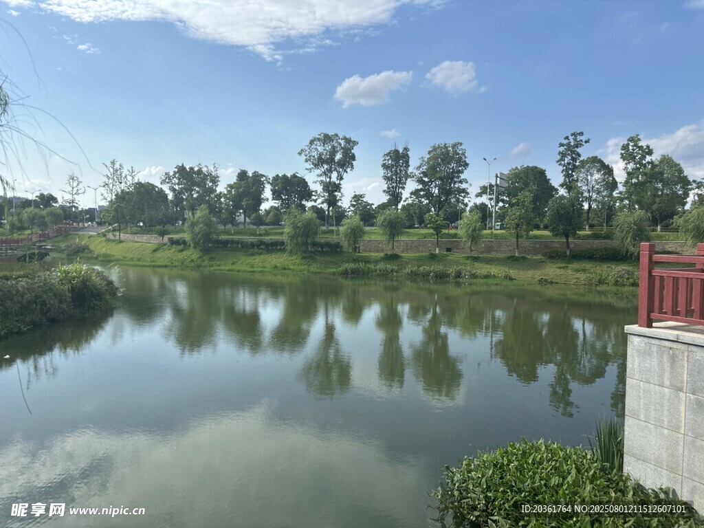 湖畔風(fēng)光