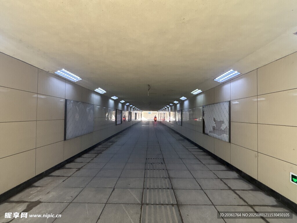 空曠地下通道內(nèi)景