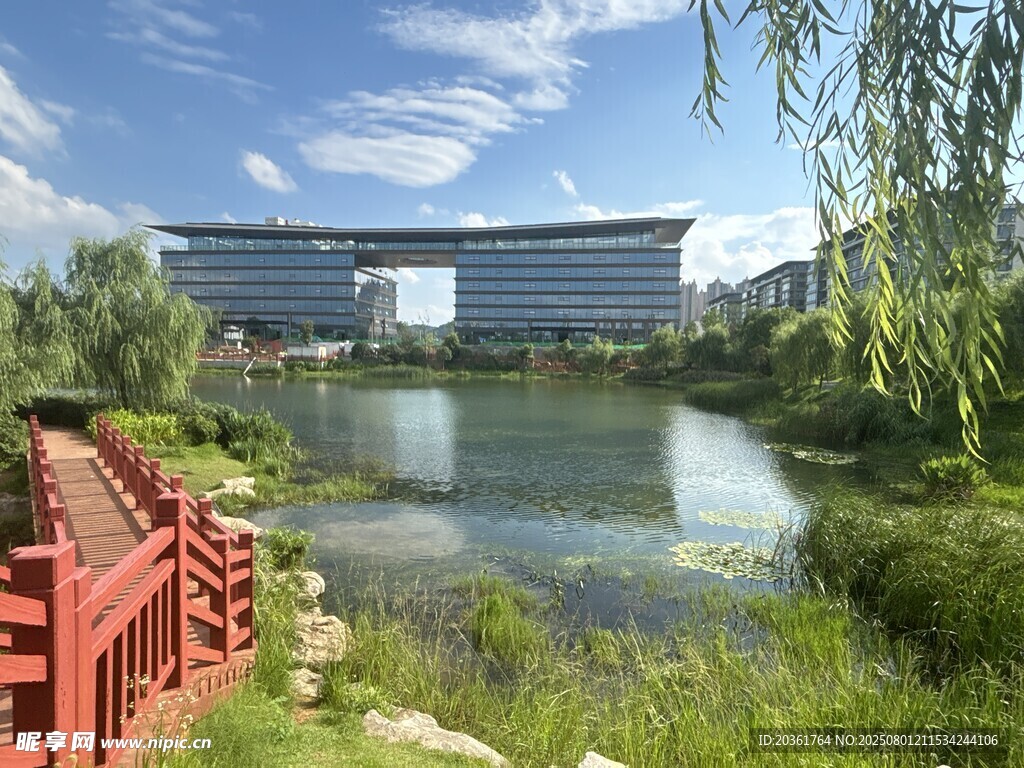 湖畔紅欄旁的現(xiàn)代建筑風(fēng)光