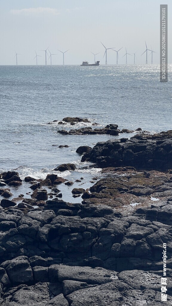 涯月邑海邊礁石 遠處船只景象
