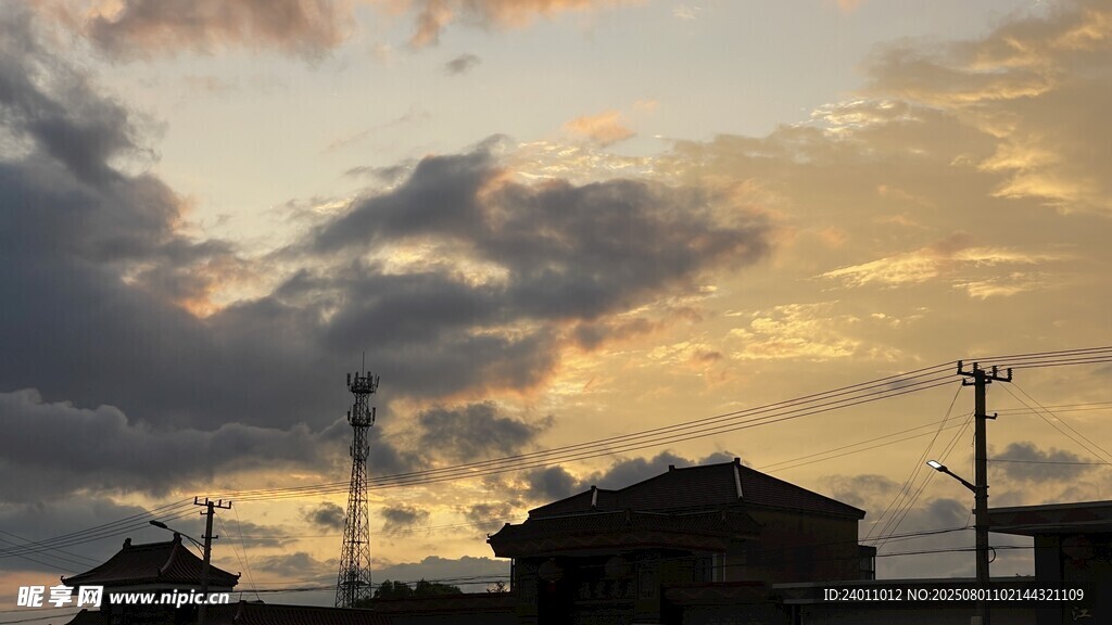 黃昏下的屋頂與天空