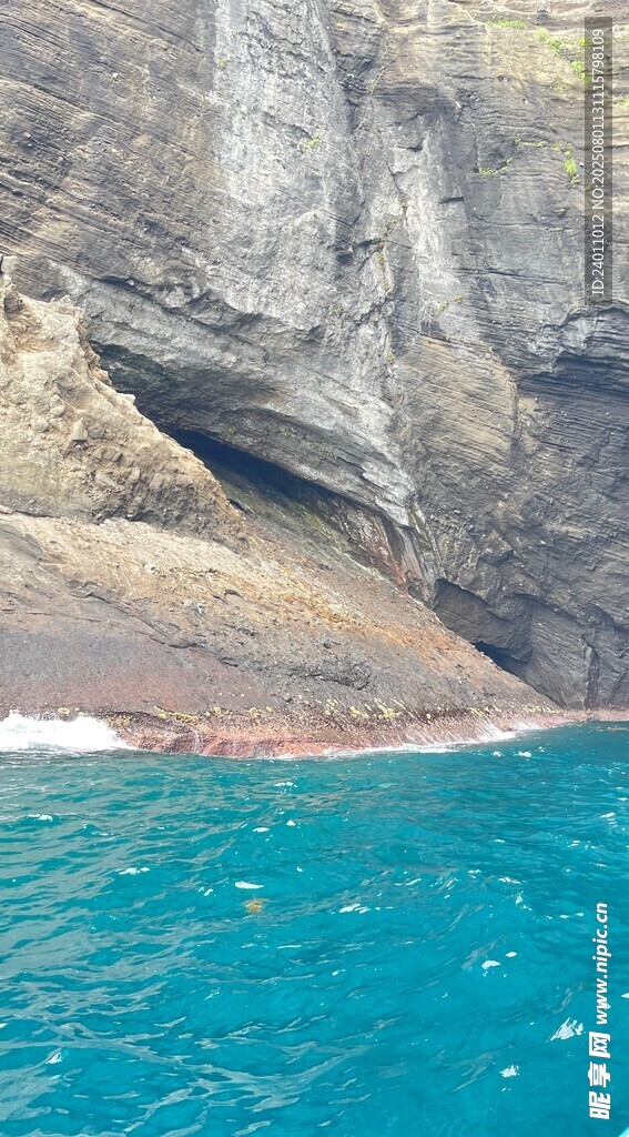 濟(jì)州島牛海岸邊的嶙峋巖石與藍(lán)水
