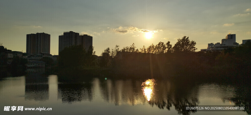 湖畔夕陽(yáng)下的城市美麗景致
