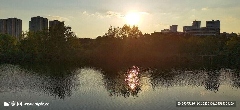 夕陽(yáng)下的城市湖畔美景