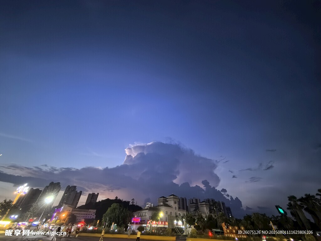 城市夜空下的壯麗積雨云
