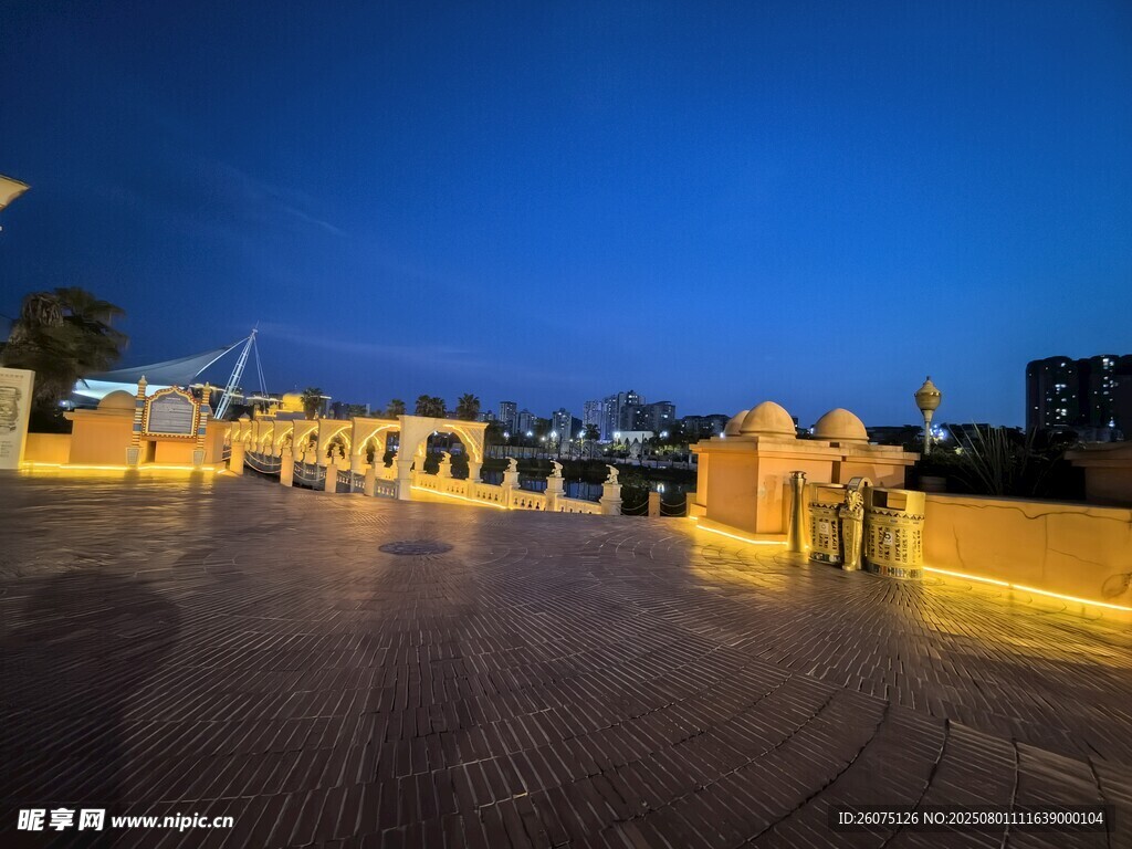 城市廣場(chǎng)夜景燈光璀璨