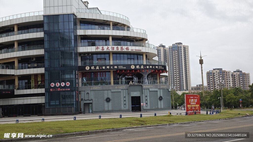 現(xiàn)代風(fēng)格多層建筑外觀