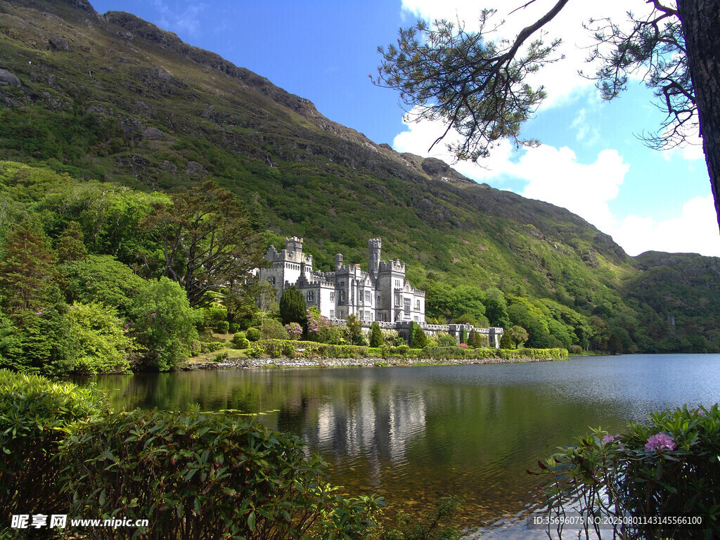 湖畔城堡美景