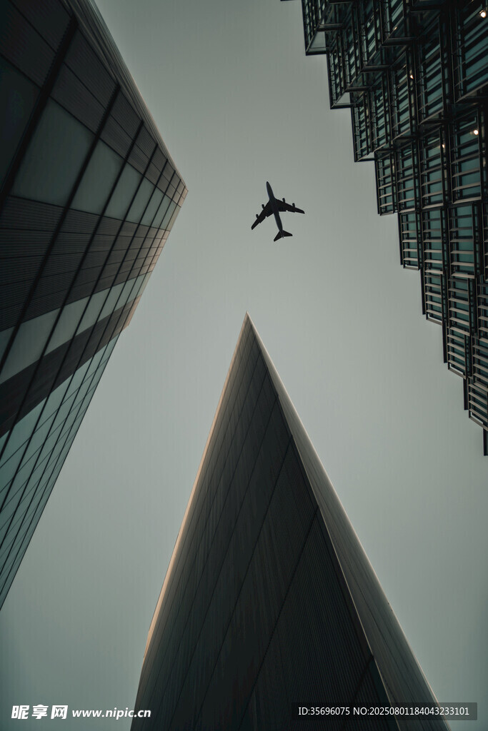 城市上空飛機穿梭景象