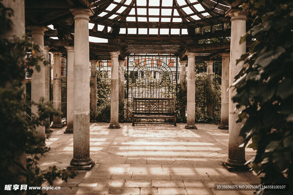 古典庭院中的柱廊景觀