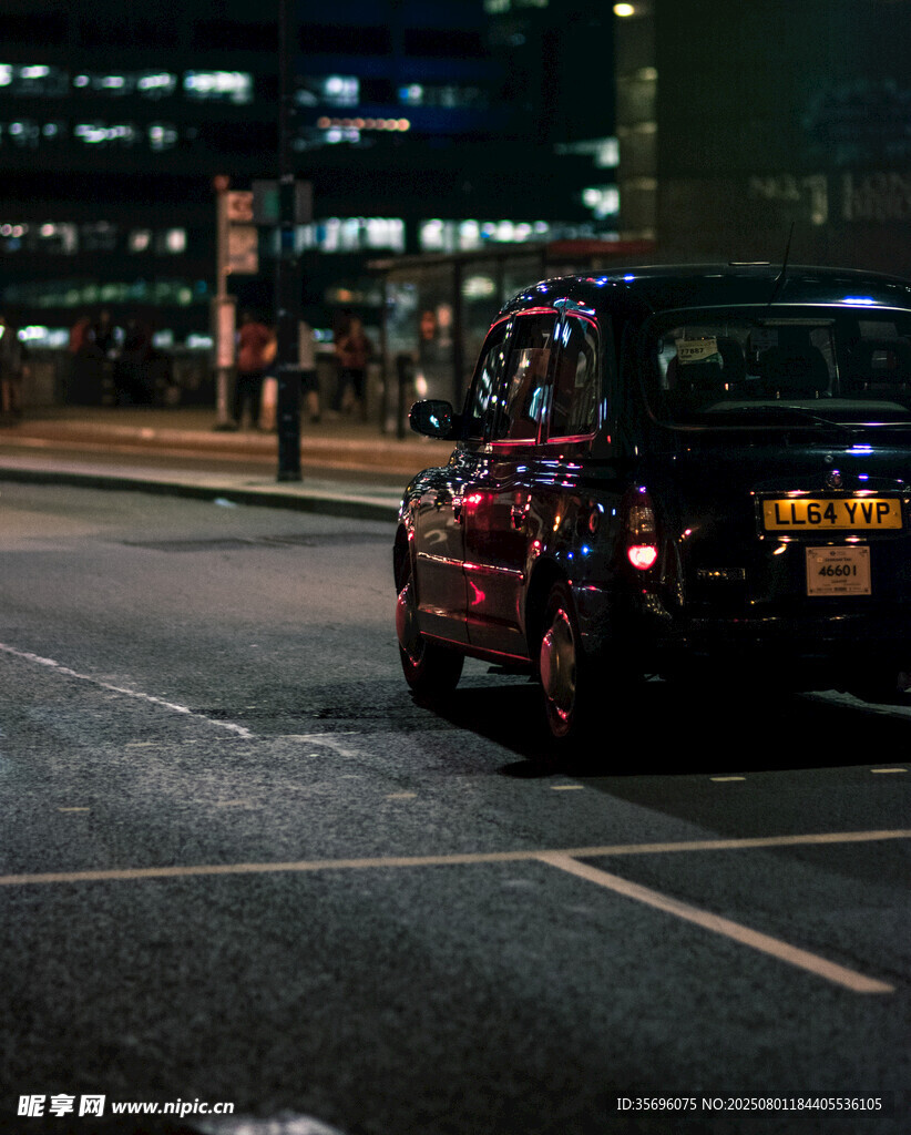 夜晚街頭的黑色出租車