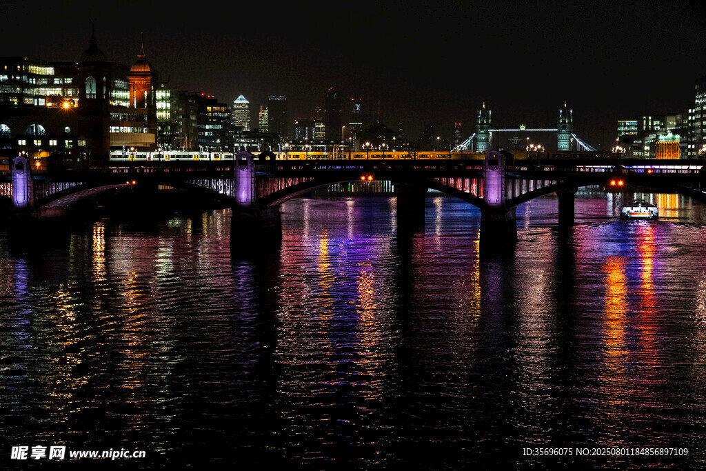 倫敦夜景中的絢麗橋梁
