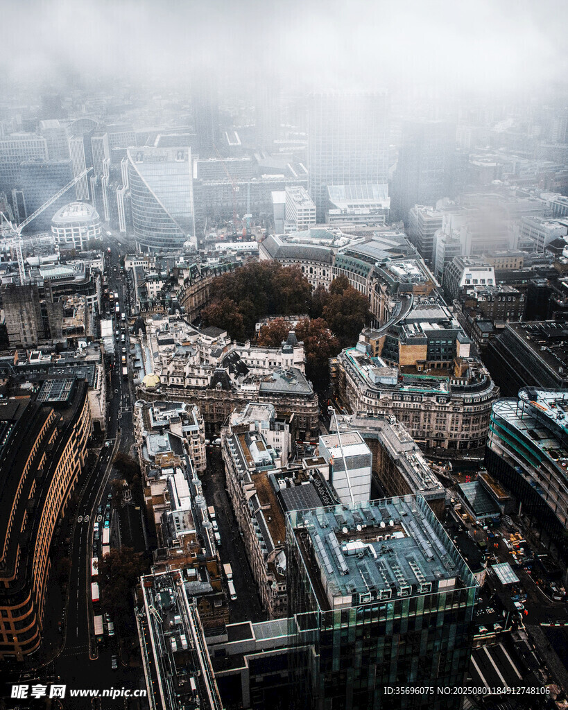 霧中城市建筑景觀