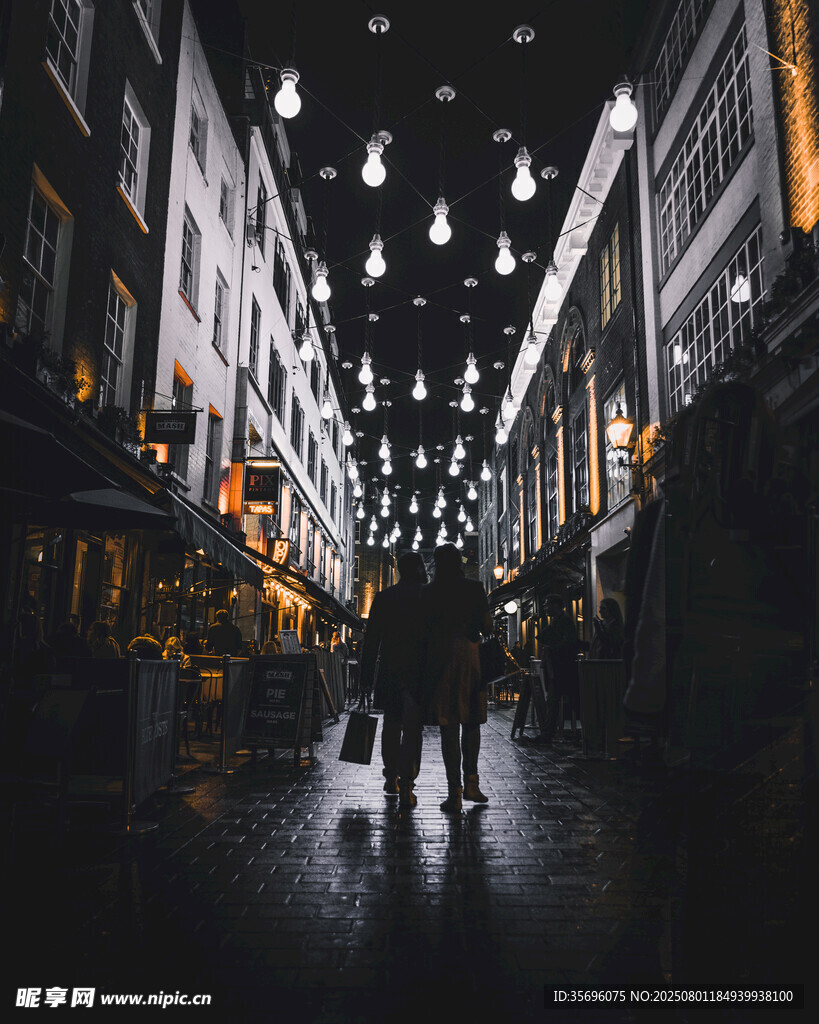 夜晚繁華街道行人身影