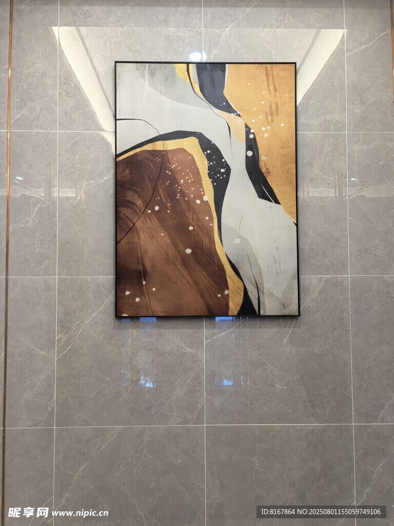 墻上抽象畫作展示