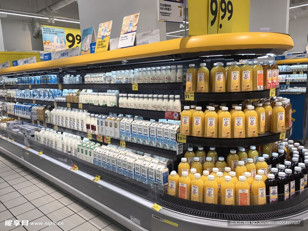 超市貨架上琳瑯滿目的飲品
