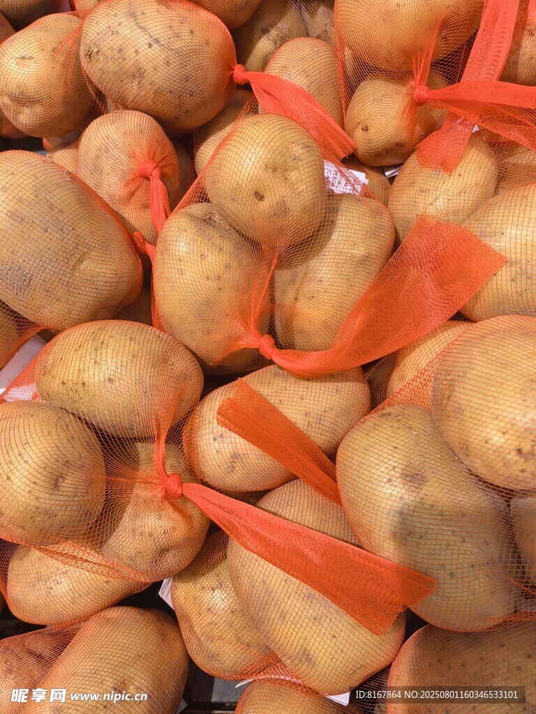 袋裝新鮮土豆待售