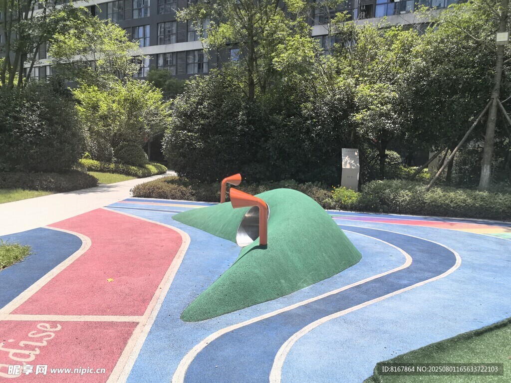 兒童在彩色坡道上玩耍