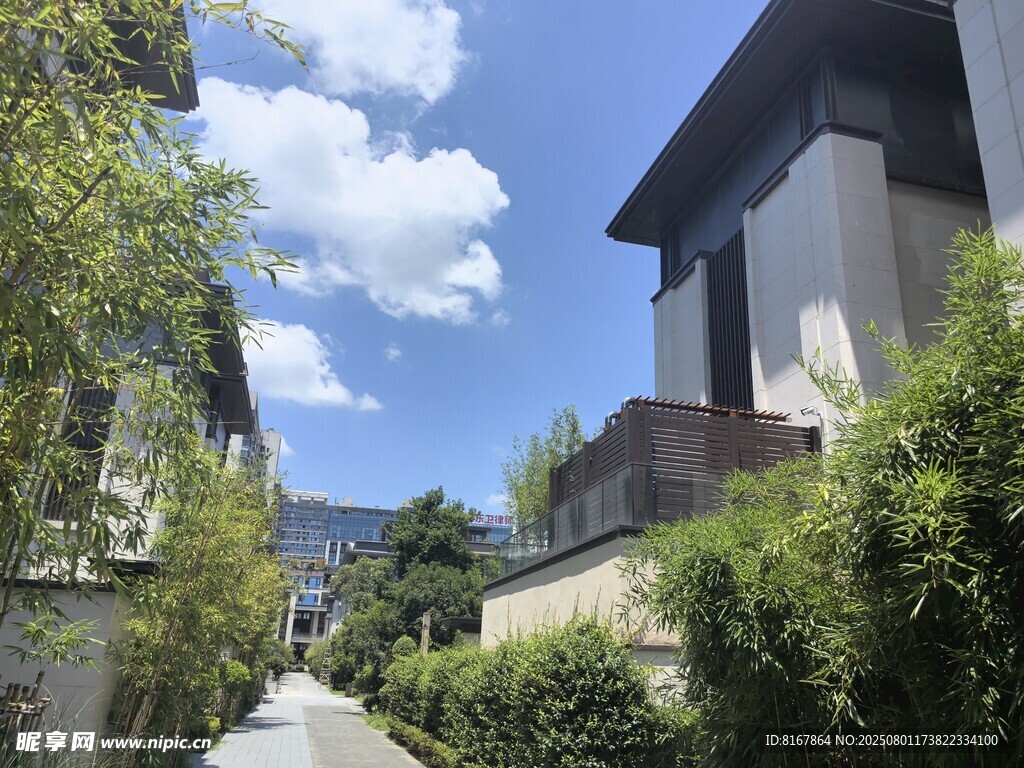寧?kù)o街巷中的雅致住宅