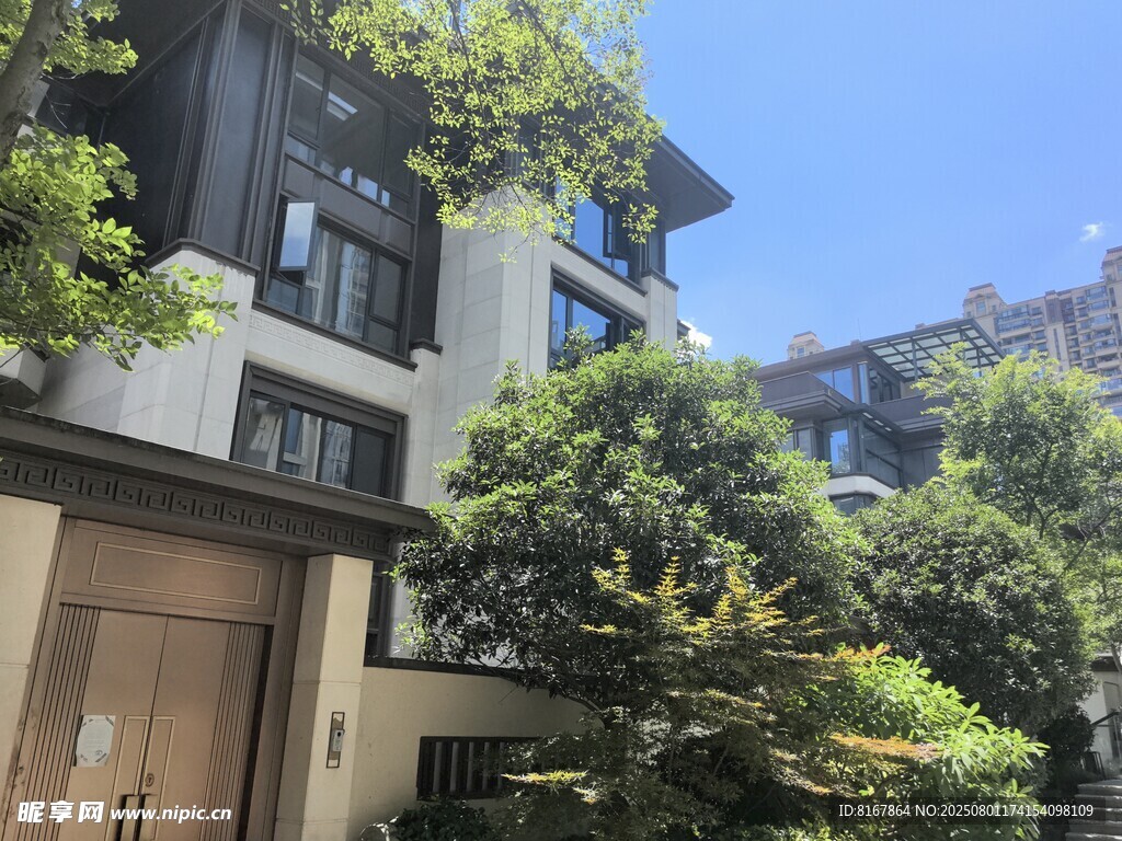 現(xiàn)代風格住宅與綠植景觀
