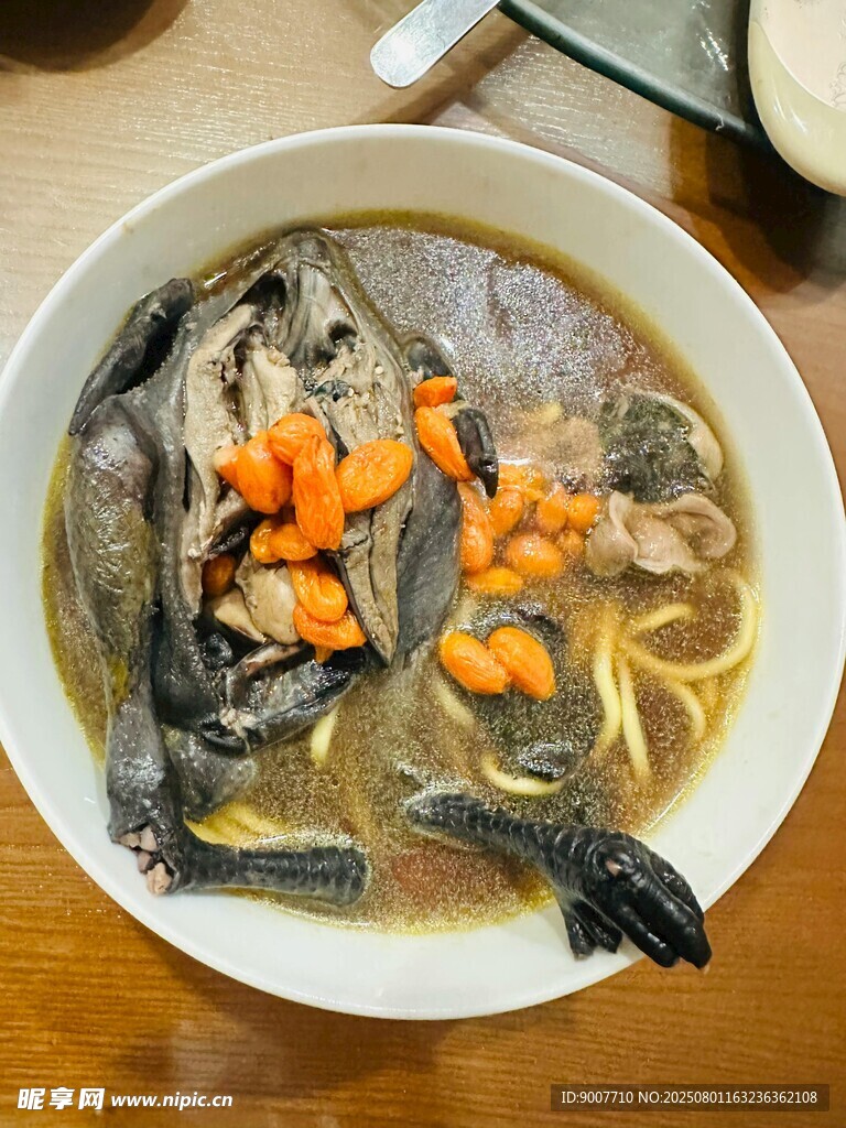 枸杞燉烏雞