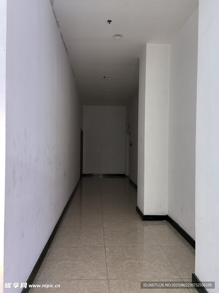 空曠狹長走廊室內(nèi)場景