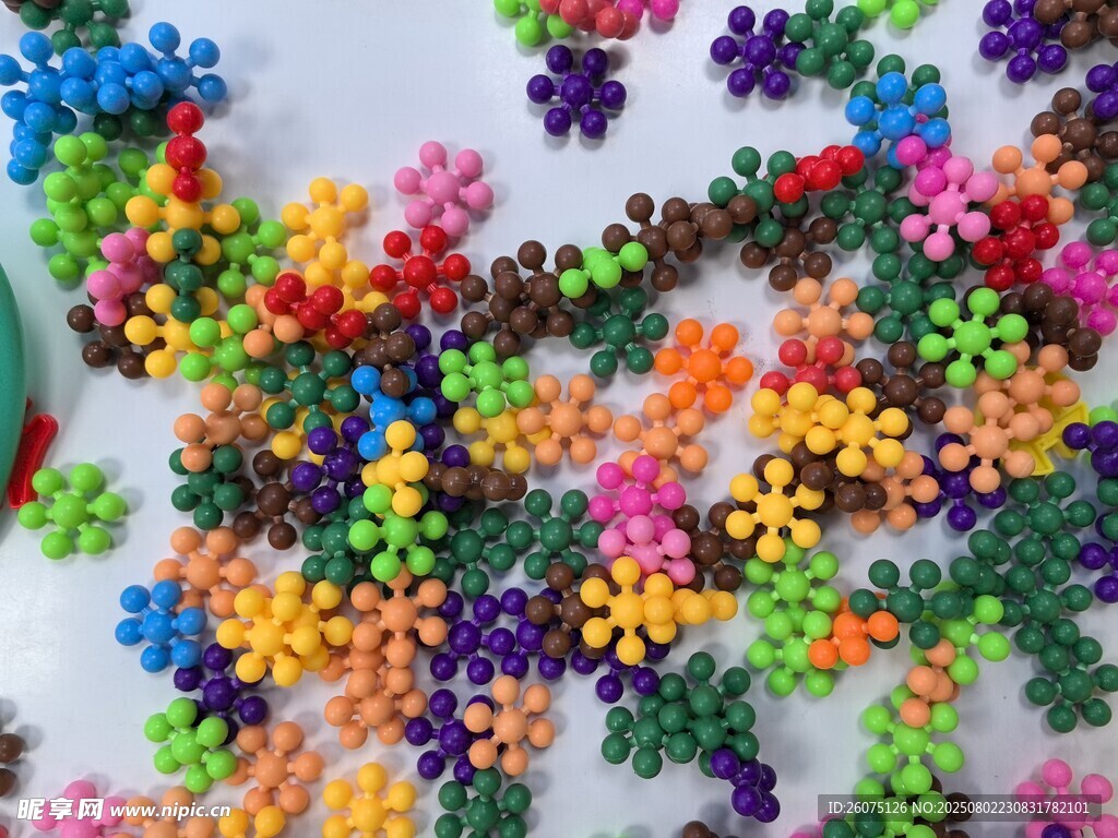 彩色拼豆散落畫面