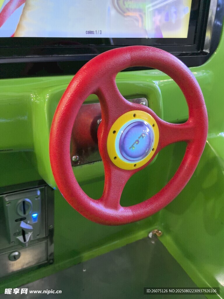 兒童玩具車的紅色方向盤