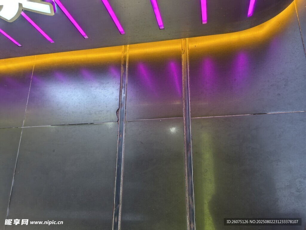 絢麗燈光下的建筑墻面與墻角