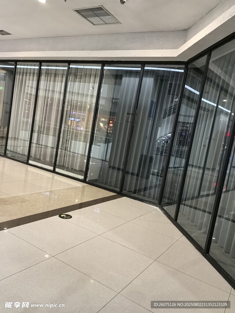 現(xiàn)代玻璃隔斷辦公空間