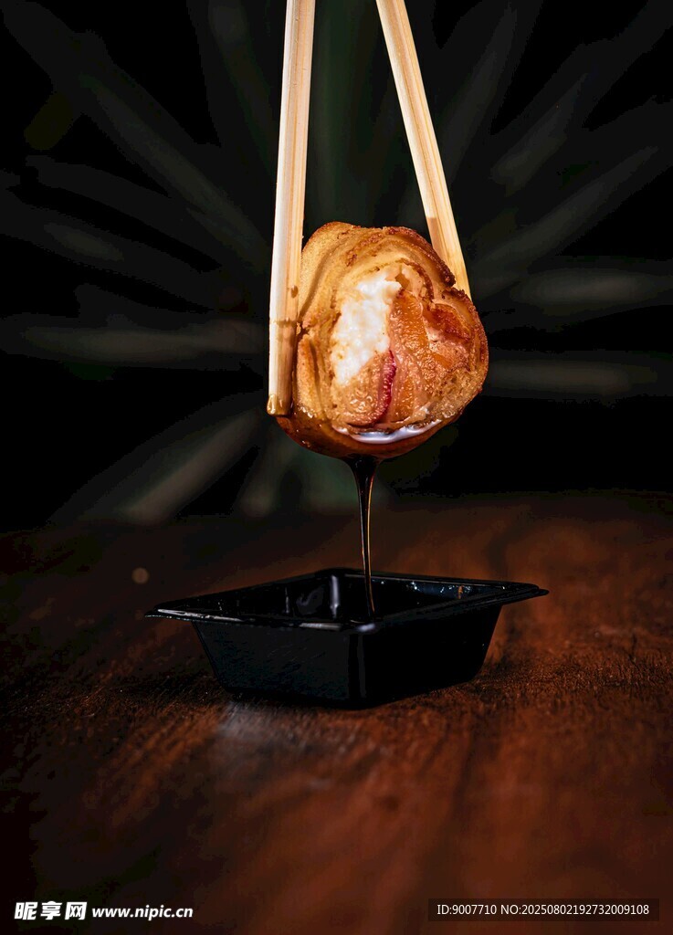 筷子夾肉丸蘸醬瞬間