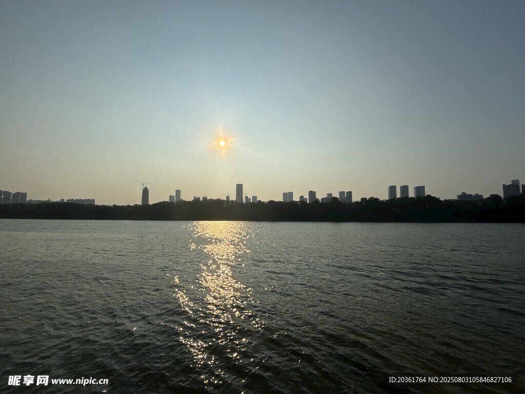 夕陽下的城市河畔美景