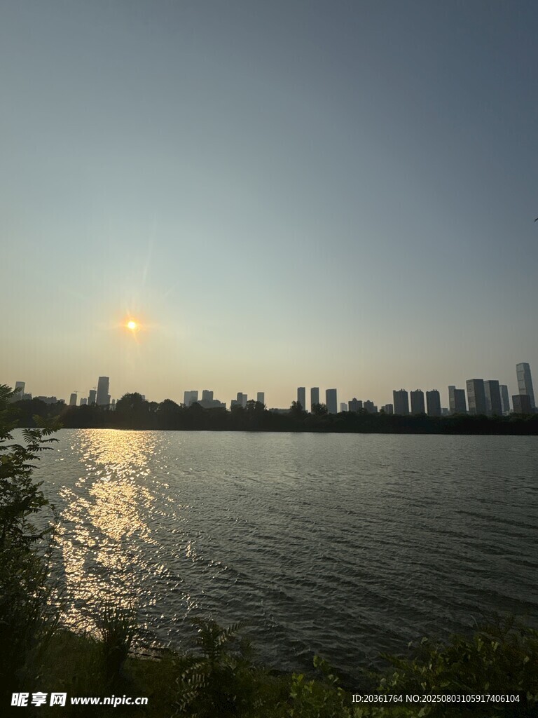 夕陽下的城市湖畔美景