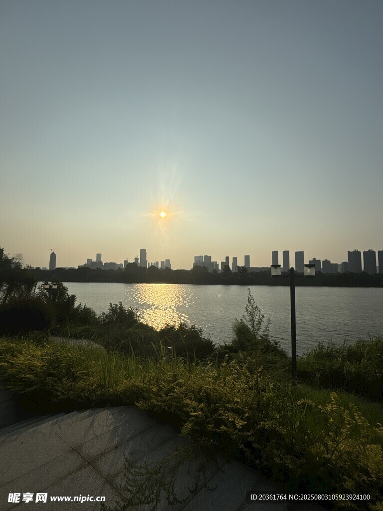 湖畔城市黃昏美景