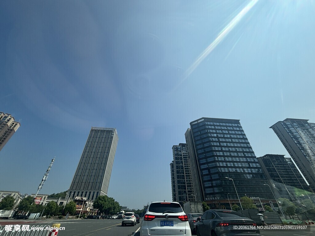 城市道路上的車輛與高樓