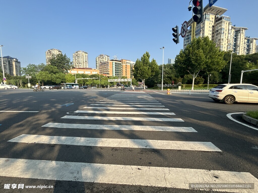 城市路口斑馬線與過(guò)往車(chē)輛