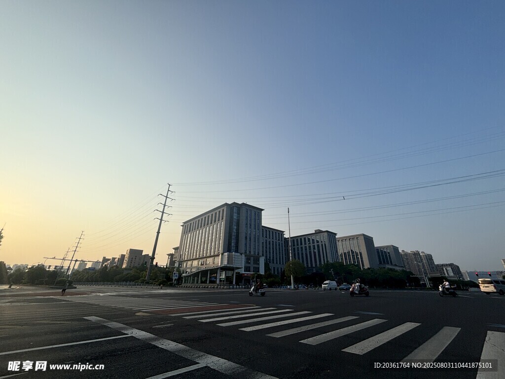 城市道路旁的現(xiàn)代建筑群