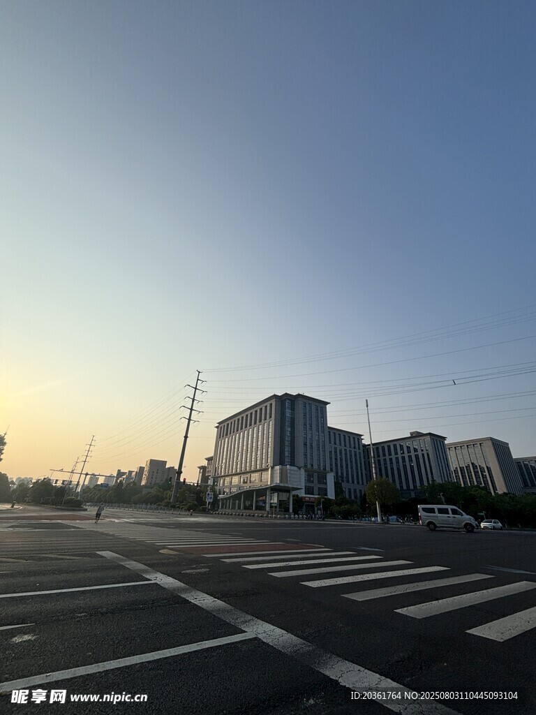 黃昏下的城市道路景象