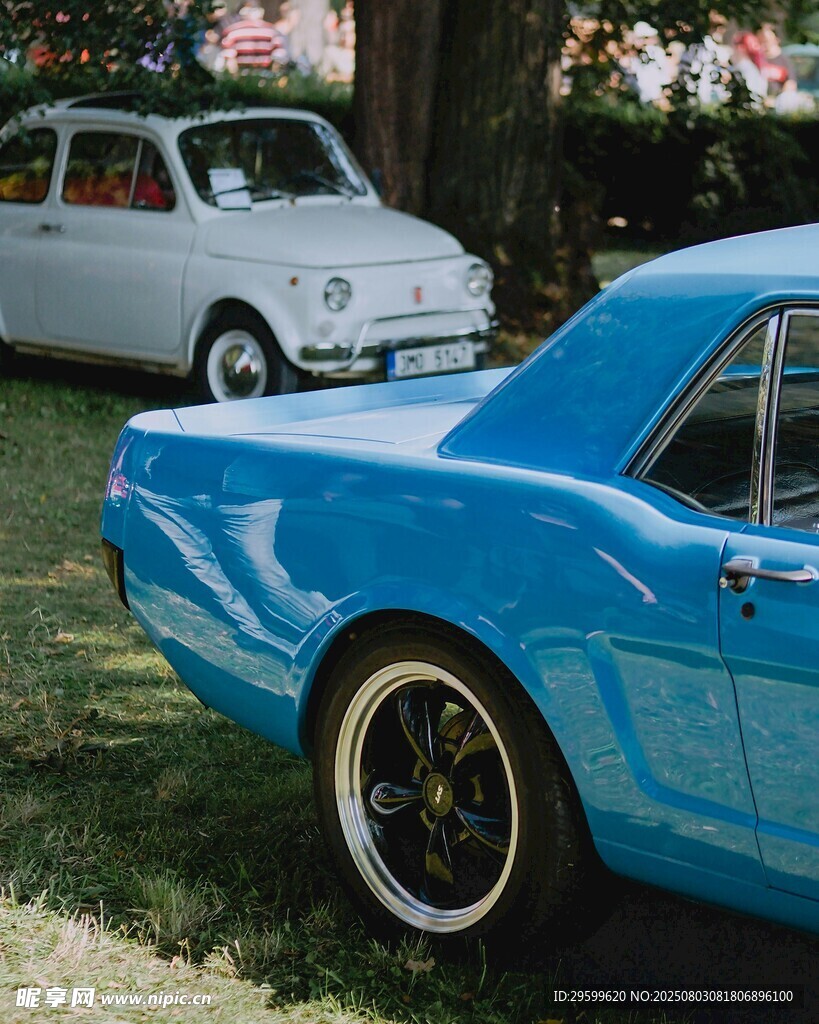 復古藍白轎車停于戶外