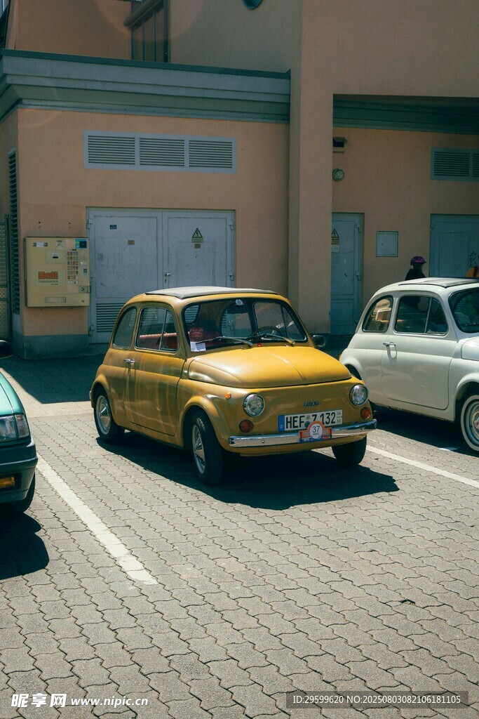 復(fù)古小黃車停于街道旁