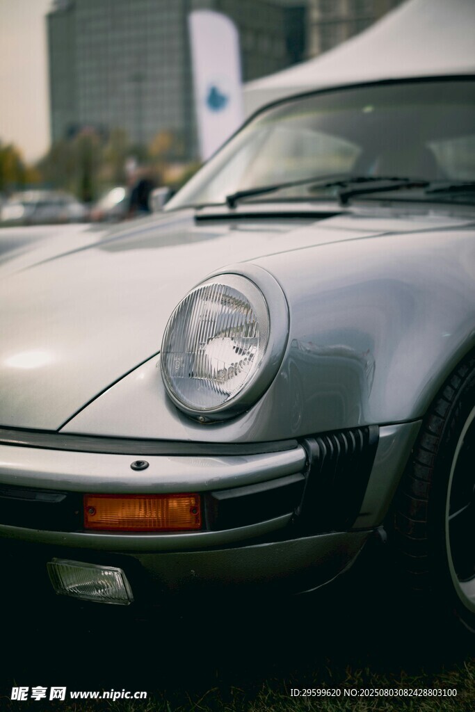 經(jīng)典銀色保時(shí)捷復(fù)古跑車(chē)